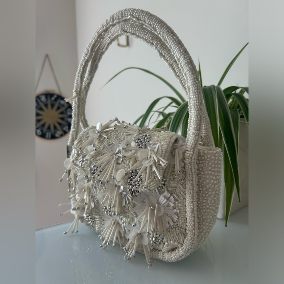 Viral handmade in India floral silver & white beaded flap handle bag - Picture 4 of 6